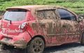 Agya Bermandi Lumpur Seluruh Bodi, Petaka Ada yang Ngancing Saat Melaju