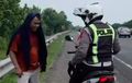 Perjuangan Pria Ini Sia-sia, Nekat Jalan Kaki di Tol Cipali Tapi Benda Yang Dicari Tak Ketemu