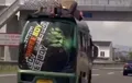 Dua Pria Tantang Malaikat Maut, Tiduran di Atap Isuzu Elf Yang Melaju di Tol Purbaleunyi