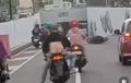 Satu Pengendara Ngerem Seperti Main Sulap, Dua Pemotor Jadi Korban