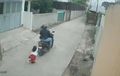 Tak Takut Meski Kecil, Siswi SD Gelantungan di Behel Motor Maling yang Coba Kabur