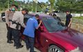Modal Kayu Ranting, Polisi Otak-atik Kaca Pintu Mobil Sedan di Bakauheni Atas Permintaan Pemilik