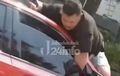 Aksi Pria Tengkurap di Kap Mobil Gegerkan Warga, Bermula Keluar Apartemen