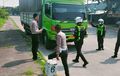 Mafia Solar Kelas Berat, Polisi Syok Amankan Truk Tronton Simpan 20 Pelat Nomor Palsu Saat Razia Parkir