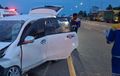 Tertidur Saat Mengemudi, Toyota Avanza Isi 9 Orang Hancur Tewaskan 2 Anggota Keluarga di Tol Permai