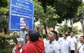 Seluruh Jukir Resmi di Surabaya Kini Mirip Artis, Foto Dipasang di Titik Parkir Digital