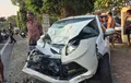 Ragu-ragu Menyalip, Honda Brio Berubah Bentuk Mengerikan Disambut Bus PO Harapan Jaya