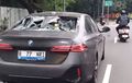 BMW i5 Bonyok Jadi Sasaran Lempar Batu Warga, Efek Sopir Panik Perkara Ini