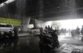 Awas! Pemotor Berteduh di Bawah Flyover Bisa Kena Denda, Simak Berikut Aturannya