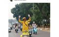 Ibu-ibu Bikin Aksi Gokil, Lepas Tangan di Atas Motor