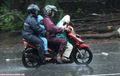 5 Hal Perlu Diperhatikan Pengendara Motor Saat Hujan,  Nomor 3 Sering Diabaikan!