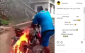 Ngeri, Tonton Deh Video Ban Motor Penuh Api, Sekalinya Digeber Malah Jadi Begini
