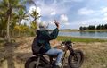 Kisah Manis Sampai Kehabisan Bensin, Ini Dia Asyiknya Traveling Naik Motor Lawas ala Lady Bikers Ini