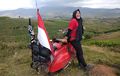 Seru Banget! Lady Scoot Ini Solo Touring Dari Jakarta ke Merauke Dengan Vespanya