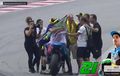 Video Ekspresi Kasih Sayang Valentino Rossi, Beri Pelukan Hangat Sang Murid yang Juara Moto2!
