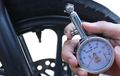 Tekanan Angin Ban Motor Depan Belakang, Segini Yang Pas, Alasannya?