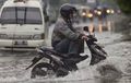 Musim Hujan Jangan Asal Menerobos Banjir, Motor Matik Kalian Bisa Keok Lo!