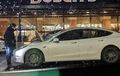 Mobil Listrik Tesla Model 3 Mogok Dijalan, Pemiliknya Terlihat Kebingungan