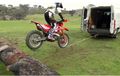 Video Freestyler Lewati Seutas Tali Pakai Motor Trail Bikin Gregetan, Jatuh Gak Ya?