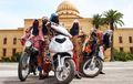 Trendi dan Syar'i, Tonton Nih Gaya Lady Bikers Maroko yang Cocok Jadi Inpirasi Kamu Girls!