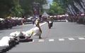 Payback Time! Sengaja Disenggol Sampai Jatuh, Pembalap Ini Balas Lempar Karung! Tonton Videonya