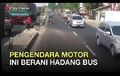 Bahaya! Begini Aksi Nekat Pengendara Motor Mengadang Bus yang Melaju