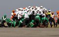 Pecahkan Rekor Dunia, 58 Tentara India Tumpangi Satu Motor Sekaligus!