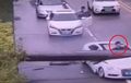 Ngeri, Video Tiang Jatuh Menimpa Sedan Nyaris Makan Korban Sob