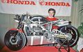 Honda NSR500 Pernah Diadu Lawan Nissan 300ZX, Mobilnya Udah Ke Mana, Freddie Spencer Masih Santai Pakai Helm