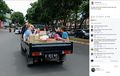 Kocak, Enggak Anak Sekolah Saja yang  Naik Mobil Bak, Bule Ini Juga
