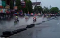 Wet Race Sih Boleh, Tapi Gak Terobos Banjir Juga Kalee..