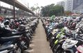 Inilah Perbedaan Cewek dan Cowok Ketika Parkir Sepeda Motor