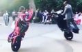 Keren! Video Pasangan Biker Nikah Ini Bikin Pengen Belajar Wheelie