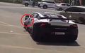 Kocak! Pengemudi Lamborghini Huracan LP 620-2 Super Trofeo Gantung Jajanannya di Spion