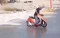 Kocak! Pria Terpeleset Ini Seperti Main Ice Skating Pakai Motornya