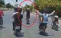 Duh, Wheelie Berjamaah, Biker Ini Malah Susahkan Temannya Sendiri!