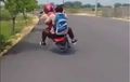 Kocak! Sok-sokan Wheelie, Kids Zaman Now Ini Malah Nyungsep Ke Semak-semak