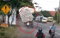 Video : Seperti Orang Mabuk, Truk yang Satu Ini Oleng Kapten!