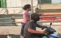 Video : Kelakuan Orang Tua Zaman Now,  Anak Dibiarkan Berdiri di Atas Jok Motor, Netizen : Miris