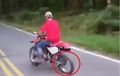 Konyol! Roda Motor Bocah Ini Tak Punya Jari-jari, Jalannya Berasa Naik Kuda Kali Yah?