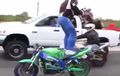 Aksi Biker Berdiri di Atas Motor Ini Bikin Deg-degan! Punya Nyawa Berapa 