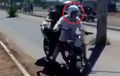 Ngilu! Sehabis Lakukan Wheelie, Biker Ini Dihantam dari Belakang
