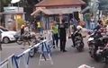 Jangan Ditiru! Diingatkan Baik-Baik, Pengendara Motor Malah Tendang Polisi