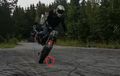Skill Tingkat Dewa! Biker ini Lakukan Stoppie Berkelok Sambil Hindari Kaleng Bekas