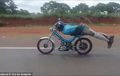 Video : Sok-sokan Kendarai Motor Pakai Gaya Superman, Akhirnya Begini