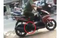 Video: Konyol! Pria Ini Coba Nyalakan Skutik Pakai Footstep, Lemes-lemes deh