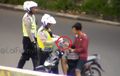 Terciduk, Pemuda Ini Selamat dari Tilang dengan Jurus yang Sudah Basi!