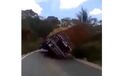 Video: Detik-detik Truk Tergelimpang Karena Kelebihan Muatan