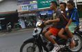 Berdua Lebih Baik, Ini Alasan Enggak Boleh Bertiga di Satu Motor