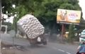 Kelebihan Muatan, Truk Ini Oleng dan Roboh Mirip Orang Mabuk Miras